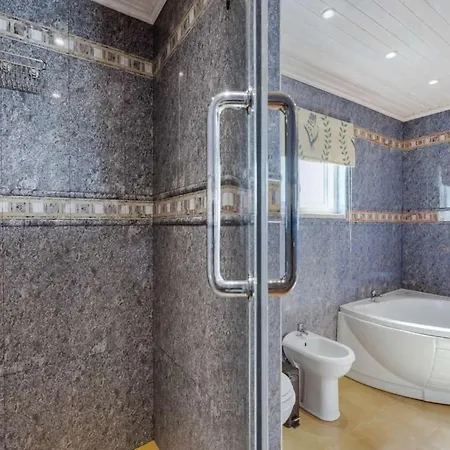 Vila Stylish Carvoeiro - Short Walk To Centre - Private Pool - Serena - Algarve